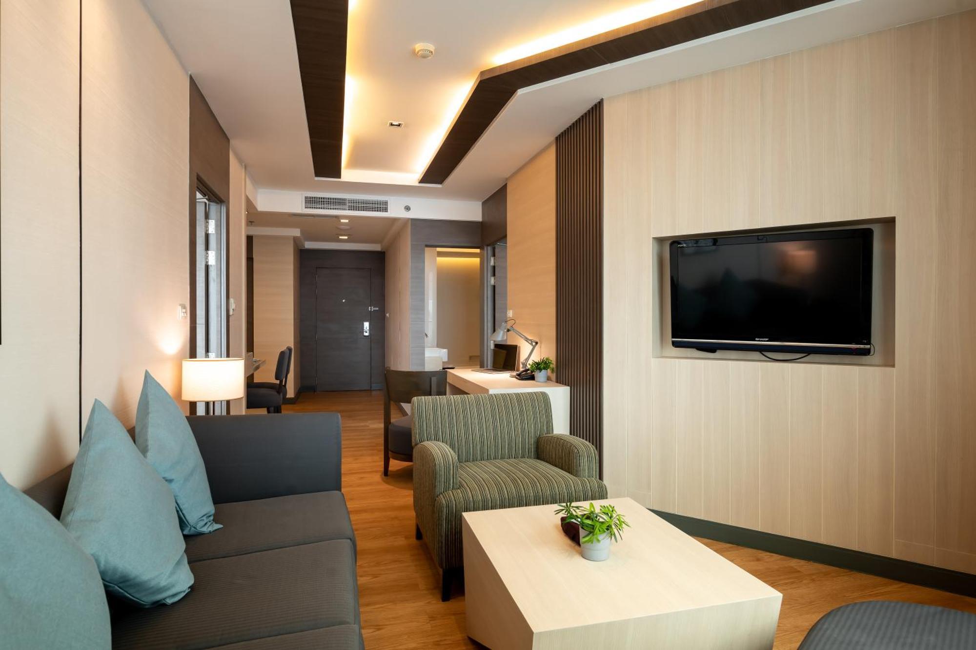 Jasmine Resort Bangkok Exterior photo A suite at the Royal Paragon Hospital